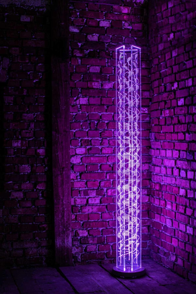 Lasergravierte Wohnzimmerleuchte in purple LED
