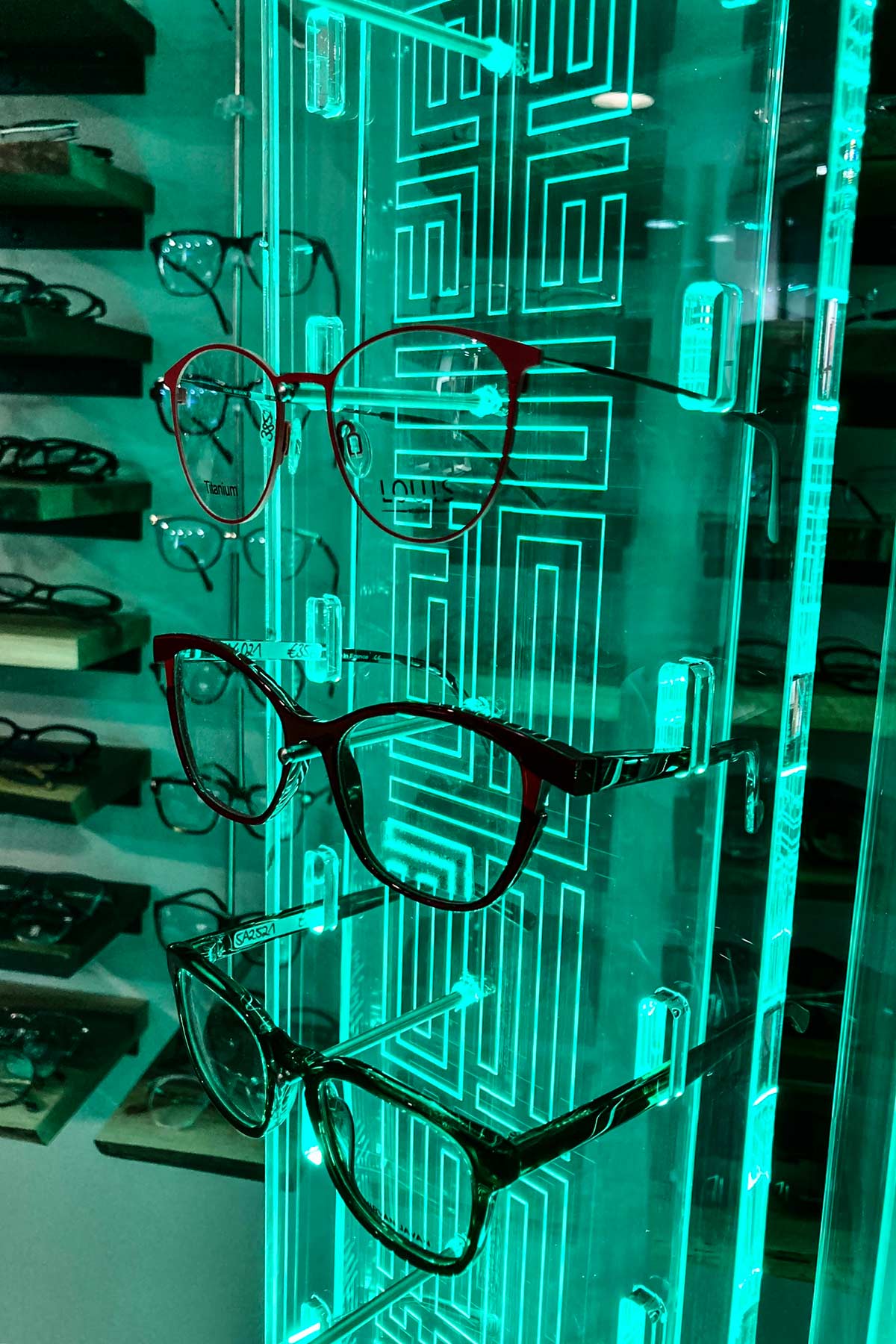 Brillenhalter Optiker beleuchtet